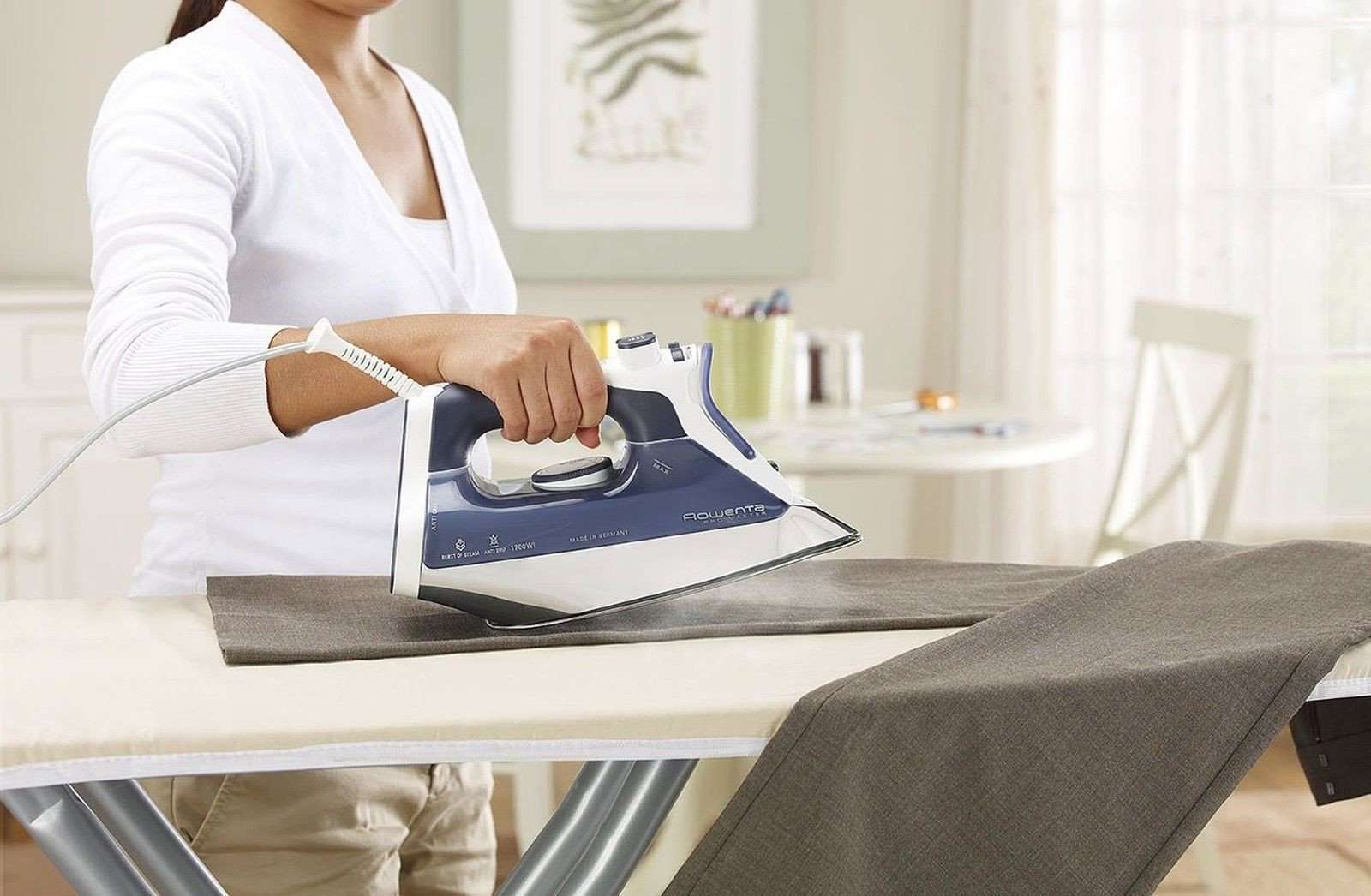 Как гладить лен утюгом. Steam Iron утюг. Гладить белье. Глажка белья. Утюг для глажки белья.