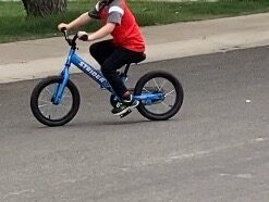 Strider 14x - Balance Bike for Kids 3 to 7 Years - Includes Custom Grips, Padded Seat, Performance Footrest & All-Purpose Tires - Easy Assembly & Adjustments Awesome Blue 20 41HoTQAcnIL