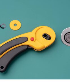 OLFA 45mm Ergonomic Rotary Cutter (RTY-2/DX) - Rotary Fabric Cutter w/ Blade Cover & Squeeze Trigger for Quilting, Sewing, Crafts, Replacement Blade: OLFA RB45-1H 36 51T4hK0LG7L