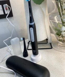 Oral-B iO Series 3 Limited Rechargeable Electric Powered Toothbrush, Black with 2 Brush Heads and Travel Case - Visible Pressure Sensor to Protect Gums - 3 Modes - 2 Minute Timer 58 51UxdmsVqXL