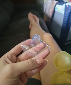 Medela Contact Nipple Shield for Breastfeeding, 24mm Medium Nippleshield, For Latch Difficulties or Flat or Inverted Nipples, 2 Count with Carrying Case, Made Without BPA Shields with Case 2 Count (Pack of 1) 27 611F9YZv5dL