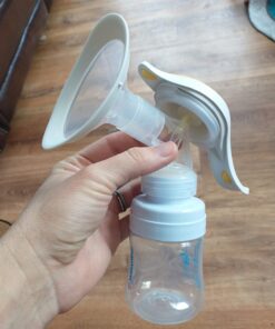 Medela Manual breast pump with Flex Shields Harmony Single Hand for More Comfort and Expressing More Milk 55 6188G2B3q8L