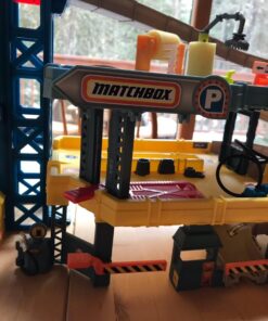 Matchbox Cars Playset, 4-Level Toy Garage & Tow Truck in 1:64 Scale, Kid-Powered Elevator, Car Repair Station & Spiral Ramp 31 61JBFCH1jqL