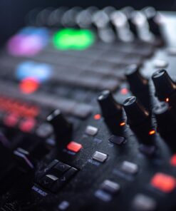 AKAI Professional APC40MKII - USB MIDI Controller for Mac / PC with Clip Launch Matrix, Knobs & Faders, and Pro Software Suite Included Assorted Colors 18 61LNGigJtjL