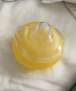 Medela Contact Nipple Shield for Breastfeeding, 24mm Medium Nippleshield, For Latch Difficulties or Flat or Inverted Nipples, 2 Count with Carrying Case, Made Without BPA Shields with Case 2 Count (Pack of 1) 26 61PORIbnxkL