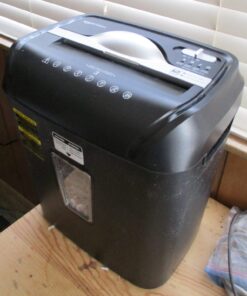 Amazon Basics 12 Sheet Cross Cut Paper and Credit Card Home Office Shredder with 4.8 Gallon Bin, Black 31 61WWoArIFTL