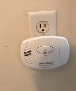 First Alert CO605 Plug-In Carbon Monoxide Detector with Battery Backup , White 1-Pack Alarm 30 61YN anhL