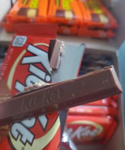 HERSHEY'S, KIT KAT and REESE'S Assorted Milk Chocolate, Christmas Candy Variety Box, 27.3 oz (18 Count) 27 61YqMH2HYiL