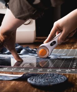 Fiskars Rotary Cutter 3-Piece Set - 45mm Stick Rotary Cutter for Fabric, Cutting Mat, and Sewing Ruler - Craft Supplies - Gray Cutting Mat + Rotary Cutter Set Standard 3-Piece 35 61Z6815g2FL