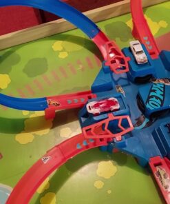 Hot Wheels Track Set with 1:64 Scale Toy Car, 4 Intersections for Crashing, Powered by a Motorized Booster, Criss-Cross Crash Track (Amazon Exclusive) 23 61dvVDifpkL