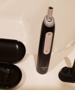 Oral-B iO Series 3 Limited Rechargeable Electric Powered Toothbrush, Black with 2 Brush Heads and Travel Case - Visible Pressure Sensor to Protect Gums - 3 Modes - 2 Minute Timer 47 61oelNxsXL