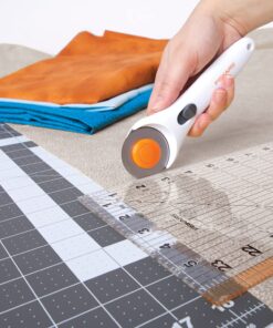 Fiskars Rotary Cutter 3-Piece Set - 45mm Stick Rotary Cutter for Fabric, Cutting Mat, and Sewing Ruler - Craft Supplies - Gray Cutting Mat + Rotary Cutter Set Standard 3-Piece 34 61xvInIXjLL