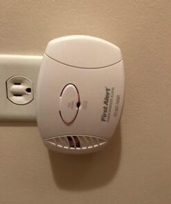 First Alert CO605 Plug-In Carbon Monoxide Detector with Battery Backup , White 1-Pack Alarm 27 61yOmKJhNgL