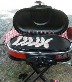 Coleman Swaptop Aluminum Griddle Accessory, Non-Stick Griddle Accessory for RoadTrip Grills, Creates 285 Sq. In. of Cooking Space for Camping, Tailgating, Grilling, & More 24 61zOr8GEBHL