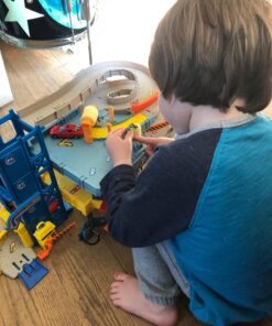 Matchbox Cars Playset, 4-Level Toy Garage & Tow Truck in 1:64 Scale, Kid-Powered Elevator, Car Repair Station & Spiral Ramp 27 71 t3pRJZL