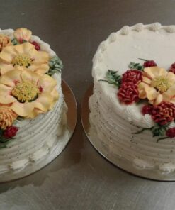 Alternative view of 100 Buttercream Flowers: The complete step-by-step guide to piping flowers in buttercream icing Paperback, Illustrated