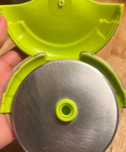 Kitchy Pizza Cutter Wheel with Protective Blade Cover, Ergonomic Pizza Slicer (Green) Green 31 713ml2FD3xL