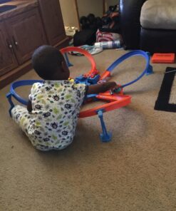 Hot Wheels Track Set with 1:64 Scale Toy Car, 4 Intersections for Crashing, Powered by a Motorized Booster, Criss-Cross Crash Track (Amazon Exclusive) 28 715hBrs114L