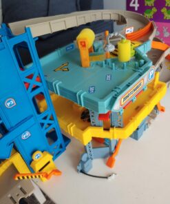 Matchbox Cars Playset, 4-Level Toy Garage & Tow Truck in 1:64 Scale, Kid-Powered Elevator, Car Repair Station & Spiral Ramp 30 716Vrw4WC1L