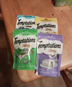 TEMPTATIONS Classic Crunchy and Soft Cat Treats Feline Favorite Variety Pack, 3 oz. Pouches,4 Count 4 Count (Pack of 1) 34 718BBIumjZL