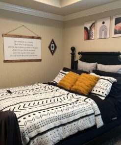 Amazon Basics Lightweight Super Soft Easy Care Microfiber 4-Piece Bed Sheet Set with 14-Inch Deep Pockets, Queen, Black, Solid 33 718cxeizmIL