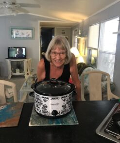 Crock Pot 4.5 Quart Manual Slow Cooker, Damask Pattern, White 24 71ABA1k1mnL