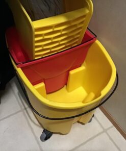 Rubbermaid Commercial Products WaveBrake 35 Qt. Side-Press Mop Bucket and Wringer Combo on Wheels, Yellow, for Professional/Industrial/Business Heavy-Duty Floor Cleaning/Mopping 56 71BJfscKWL