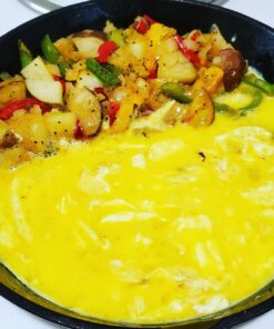 Lodge 10.25 Inch Cast Iron Pre-Seasoned Skillet – Signature Teardrop Handle - Use in the Oven, on the Stove, on the Grill, or Over a Campfire, Black 75 71Dsb4l1g3L