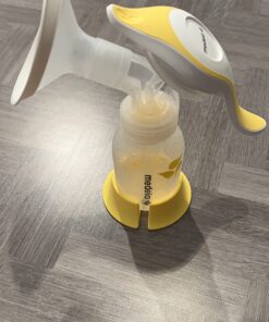 Medela Manual breast pump with Flex Shields Harmony Single Hand for More Comfort and Expressing More Milk 50 71EsdxOlrAL