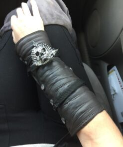 McFarlane Toys Assassin's Creed IV: Black Flag Hidden Blade & Gauntlet with Skull Buckle 17 71GStMXjaiL