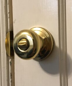 Kwikset Juno Interior Privacy Door Knob with Lock, Door Handle For Bathroom and Bedroom, Polished Brass Keyless Turn Lock Doorknob 19 71HaB5LG72L