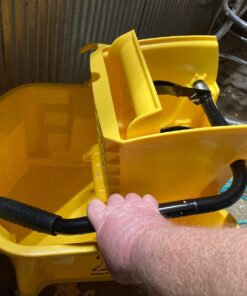 Genuine Joe GJO60466 Splash Guard Mop Bucket/Wringer, 6.50 Gallon Capacity, Yellow 17 71ITuKtUVL