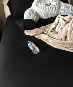 Amazon Basics Lightweight Super Soft Easy Care Microfiber 4-Piece Bed Sheet Set with 14-Inch Deep Pockets, Queen, Black, Solid 31 71LxFcMOwbL