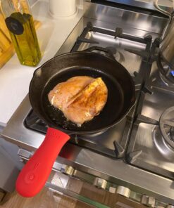Lodge Cast Iron Skillet with Red Silicone Hot Handle Holder, 10.25-inch 42 71MGIXWJhmL