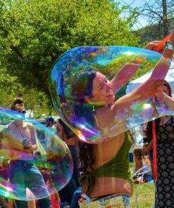 The Original Giant Bubble Wand Makes The World's Longest Bubbles, Over 36 feet Long, Includes 2.7 Gallons of Giant Bubble Solution, Non-Toxic Certified 29 71NvFpglh6L