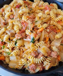 Lodge 10.25 Inch Cast Iron Pre-Seasoned Skillet – Signature Teardrop Handle - Use in the Oven, on the Stove, on the Grill, or Over a Campfire, Black 100 71Pp68bBGL