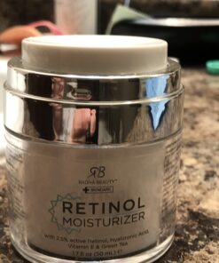 Radha Beauty Moisturizing Miracle Retinol Cream for Face - with 2.5% Retinol, Hyaluronic Acid, Vitamin E and Green Tea. Luxury Night and Day Anti-Aging Wrinkle Cream 1.7 fl oz. 31 71PtADwGjWL