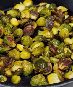 Lodge 10.25 Inch Cast Iron Pre-Seasoned Skillet – Signature Teardrop Handle - Use in the Oven, on the Stove, on the Grill, or Over a Campfire, Black 79 71QP76B ELL