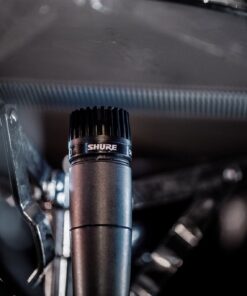 Shure SM57 Dynamic Instrument Mic - Professional Quality and Versatility for Live Performances and Recording - Contoured Frequency Response, Durable, Ideal for Drums, Percussion, Amplifiers (SM57-LC) 32 71RJNikrDnL