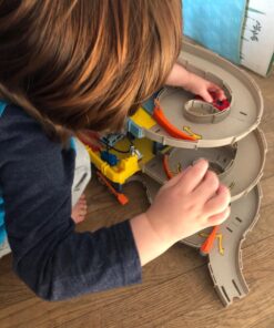 Matchbox Cars Playset, 4-Level Toy Garage & Tow Truck in 1:64 Scale, Kid-Powered Elevator, Car Repair Station & Spiral Ramp 28 71RP6JKi1TL