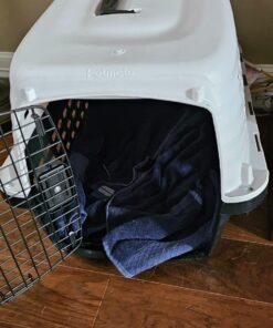 Petmate Compass Fashion Kennel Cat and Dog Kennel, 10-20 lb., Pearl White/Black, Made in USA 20.0"L x 12.5"W x 13.5"H 37 71RaD9uVAgL