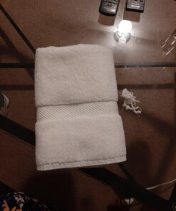 Utopia Towels 6 Pack Small Bath Towel Set, 100% Ring Spun Cotton (22 x 44 Inches) Lightweight and Highly Absorbent Quick Drying Towels, Premium Towels for Hotel, Spa and Bathroom (White) 22 x 44 Inches White 24 71SbWmPSbpL