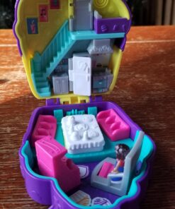 Polly Pocket Playset, Travel Toy with 2 Micro Dolls & Surprise Accessories, Pocket World Cupcake Compact, Food Toy 31 71U2u4oJKXL 1