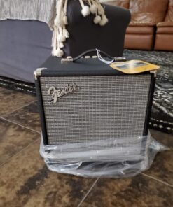 Fender Rumble 25 V3 Bass Amp for Bass Guitar, Bass Combo, 25 Watts, with 2-Year Warranty 8 Inch Speaker, with Overdrive Circuit and Mid-Scoop Contour Switch 25 watt Amp only 29 71UkQokx9QL