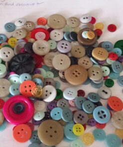 Scrambled Assortment Bag of Buttons for Arts & Crafts, Decoration, Collections, Sewing, and More! (100 Pack) 33 71XXpAyhFVL