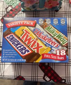 Mars SNICKERS, TWIX, 3 MUSKETEERS & MILKY WAY Full Size Christmas Candy Chocolate Bar Variety Box, 18 ct Bulk Candy 18 Count (Pack of 1) 39 71YRxd9FUmL