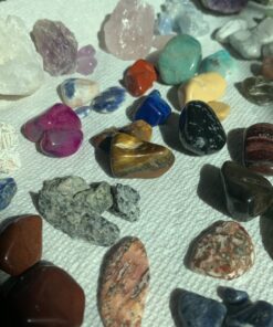 DANCING BEAR Rock, Mineral & Geodes Treasure Hunt Activity Kit (200 Pc Set) Real Shark Teeth Fossils, ID Sheet & Rock Book, STEM Rock, Mineral & Geodes Collection 57 71ZJmC2UaxL