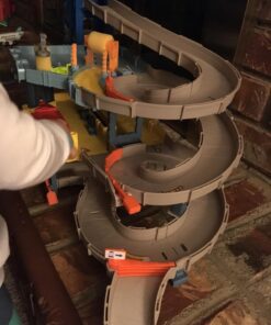 Matchbox Cars Playset, 4-Level Toy Garage & Tow Truck in 1:64 Scale, Kid-Powered Elevator, Car Repair Station & Spiral Ramp 40 71e3zAsdT6L