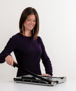 Dahle 15e Vantage Paper Trimmer, 15" Cut Length, 15 Sheet, Automatic Clamp, Adjustable Guide, Metal Base with 1/2" Gridlines, Guillotine Paper Cutter Cut Length: 15" 31 71g1ZIen1kL