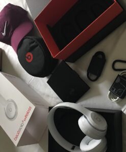 Beats Solo3 Wireless On-Ear Headphones - Apple W1 Headphone Chip, Class 1 Bluetooth, 40 Hours of Listening Time - Gloss White (Previous Model) 30 71lH2QoHyUL
